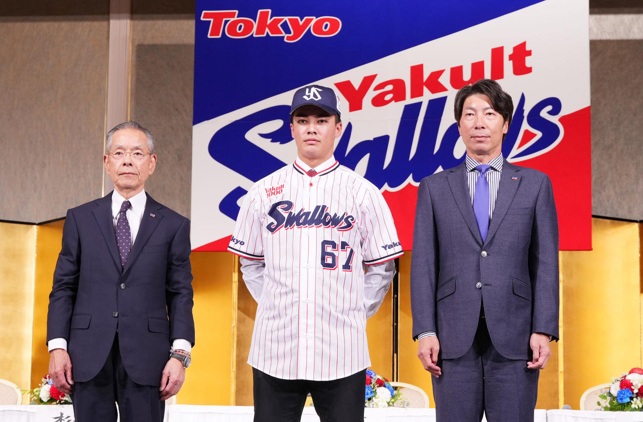 ヤクルト新入団選手発表会で高津監督（右）、衣笠球団会長兼オーナー代行（左）と記念写真に納まるドラフト5位の伊藤（撮影・菅敏）