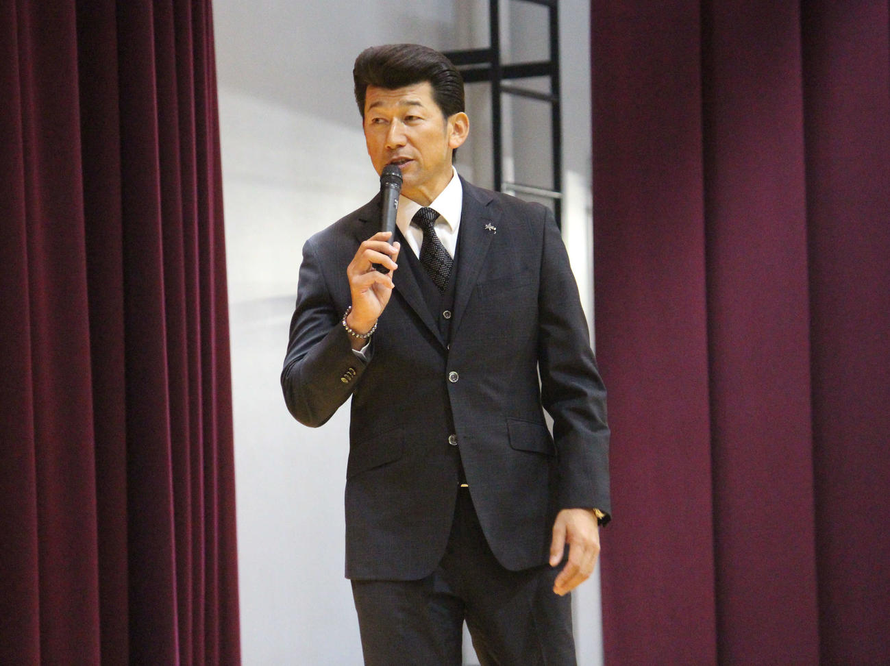 母校の高田商をサプライズで訪問したDeNA三浦監督（2023年12月8日撮影）