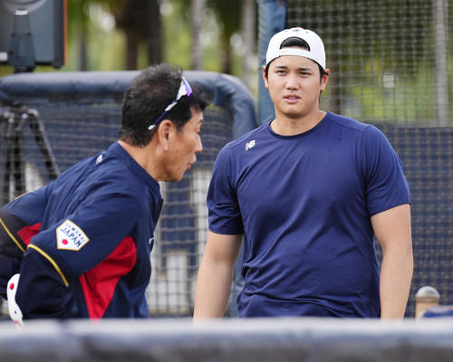 練習中に栗山監督（左）と話す大谷（2023年3月18日撮影）