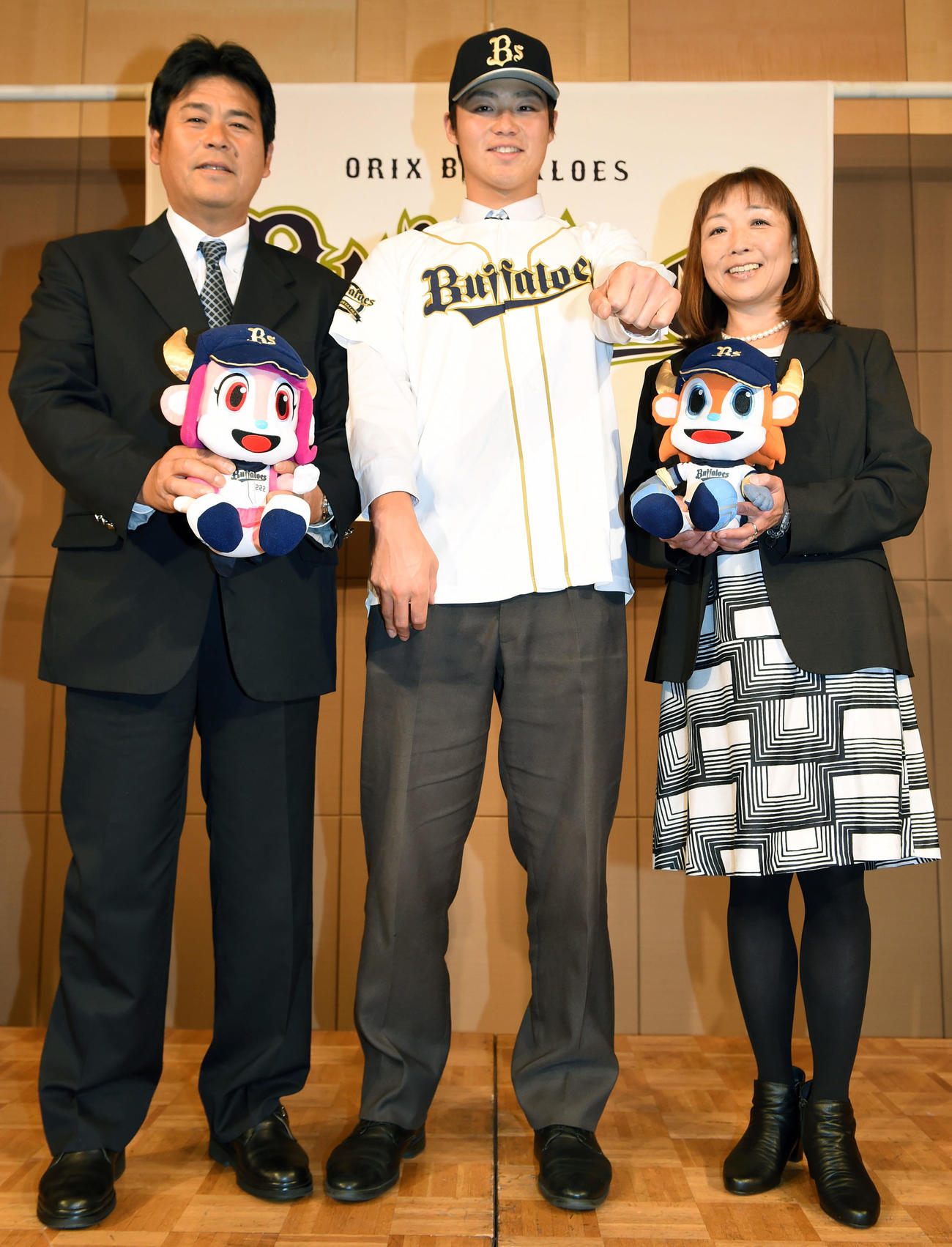 2014年12月2日　オリックスと仮契約し父で元巨人の章弘さん（左）と母路子さん（右）と笑顔を見せる明大・山崎福也