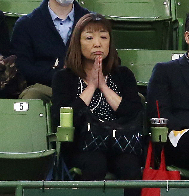2015年3月29日　西武対オリックス　手を合わせ観戦するオリックス先発山崎福の母路子さん