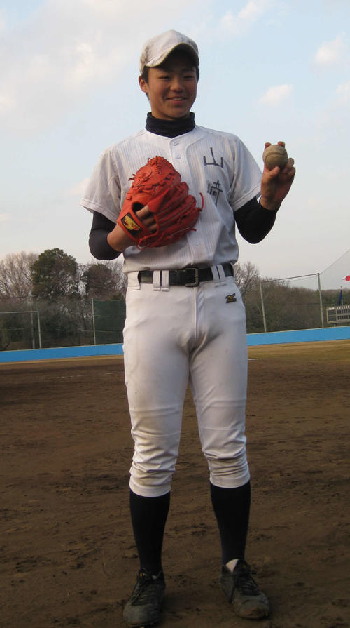 第82回センバツ出場校発表、日大三のエースで4番の山崎福也（さちや）投手。父は元プロ野球選手で巨人、日本ハム、中日などに在籍した山崎章弘さん（2010年1月29日撮影）