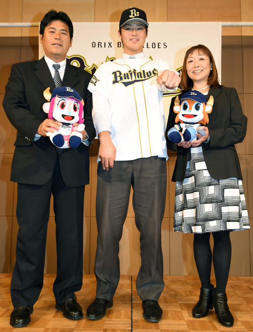 2014年12月2日　オリックスと仮契約し父で元巨人の章弘さん（左）と母路子さん（右）と笑顔を見せる明大・山崎福也