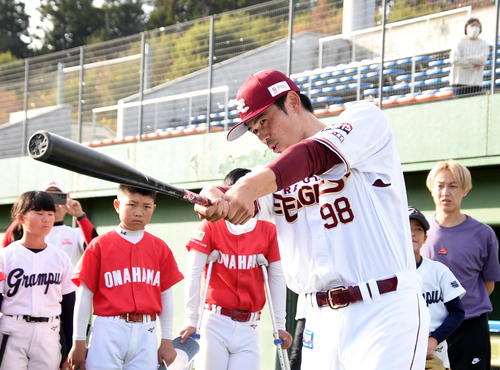16日、野球教室で子どもたちに打撃指導する楽天今江監督