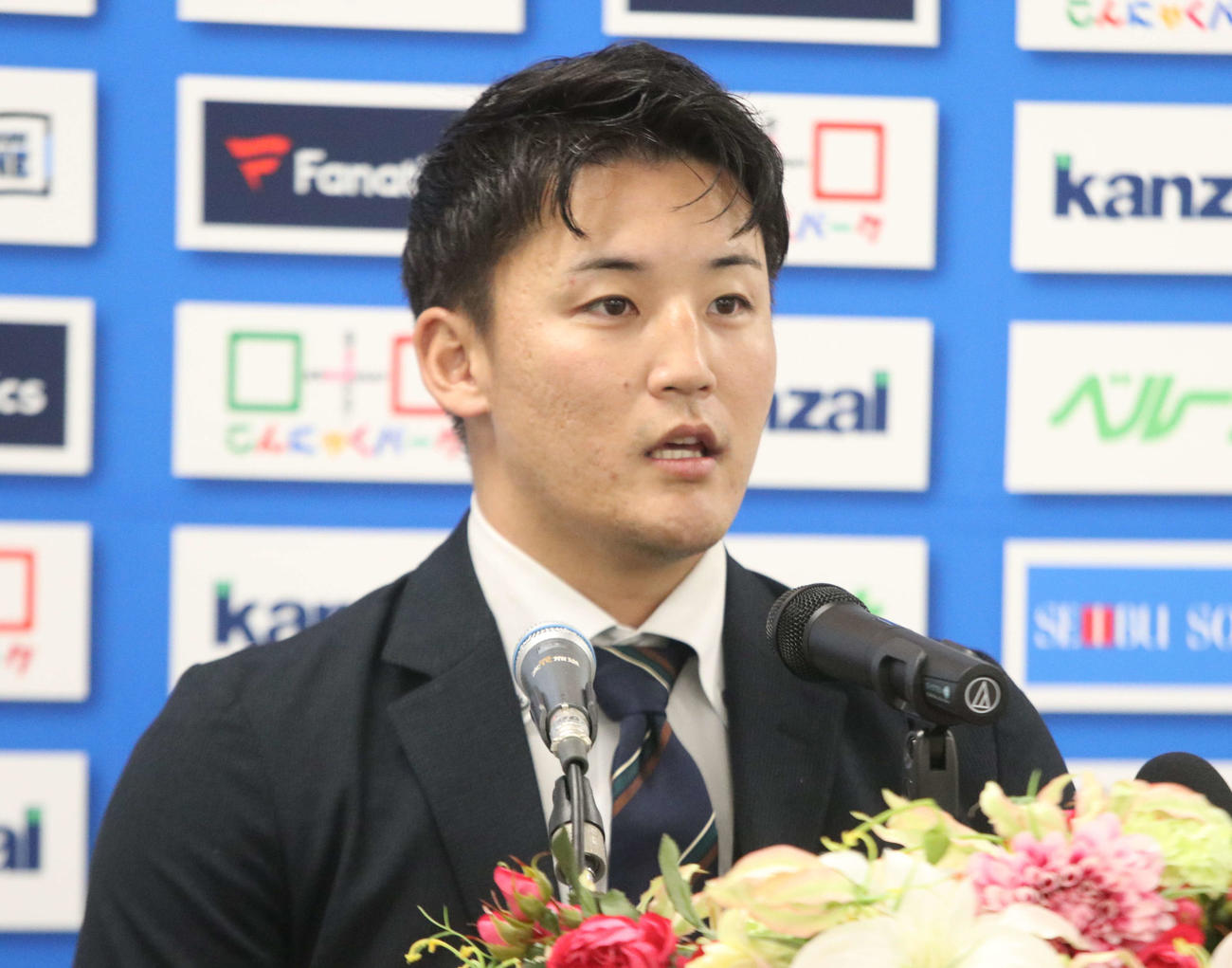 入団会見に臨んだ西武元山（撮影・山崎純一）