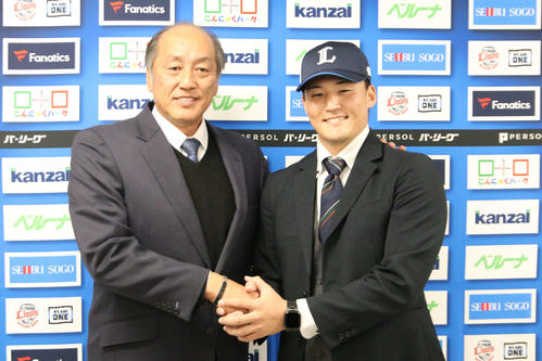 渡辺GM（左）と握手を交わす西武元山（撮影・山崎純一）