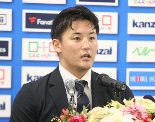 入団会見に臨んだ西武元山（撮影・山崎純一）