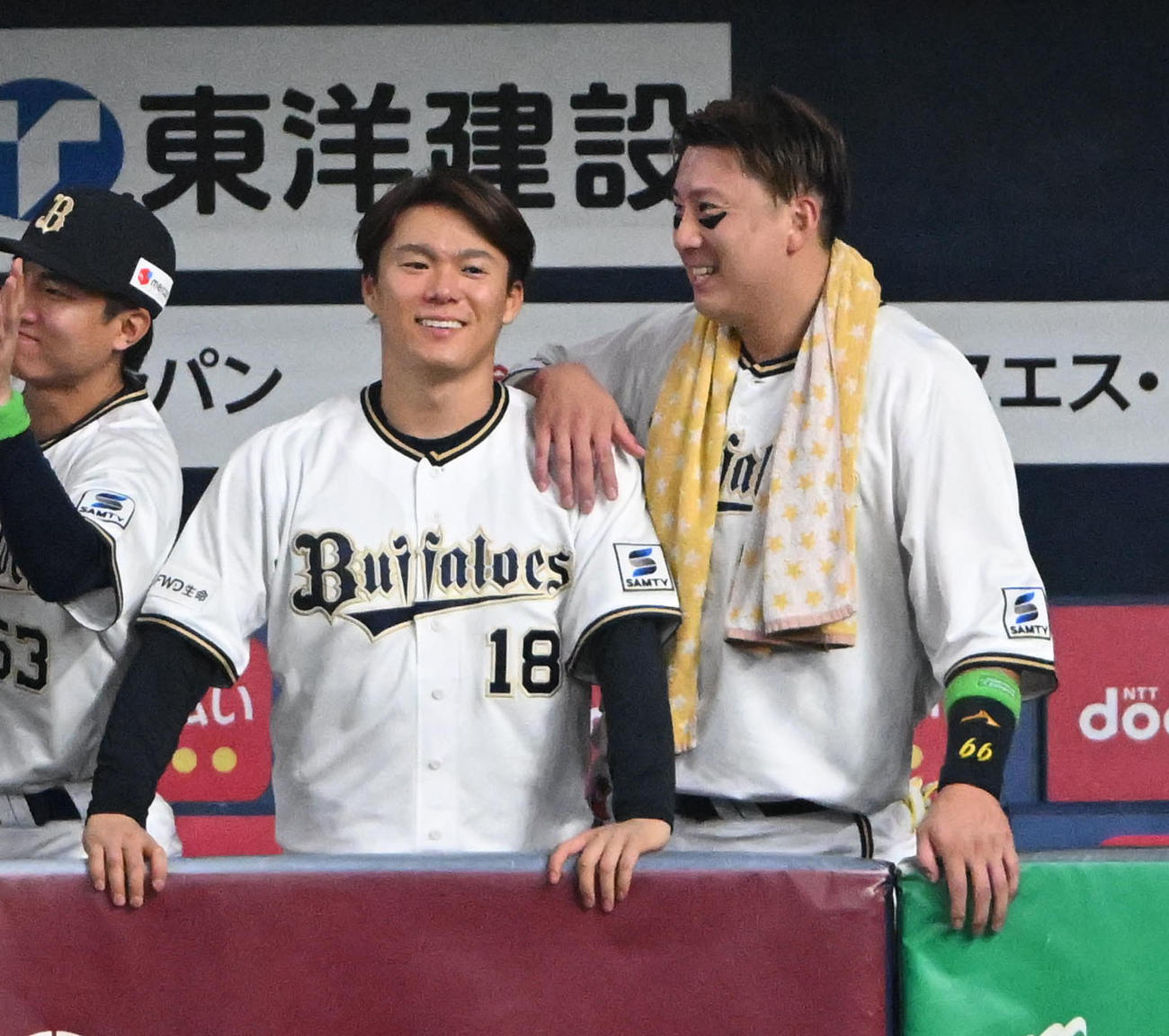杉本裕太郎（右）と笑顔を見せる山本由伸（左）（2023年10月18日撮影）