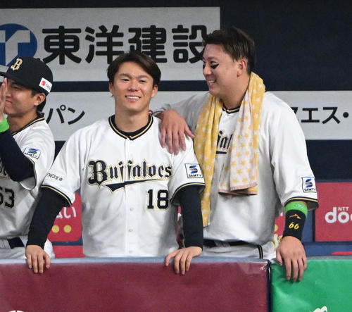 杉本裕太郎（右）と笑顔を見せる山本由伸（左）（2023年10月18日撮影）