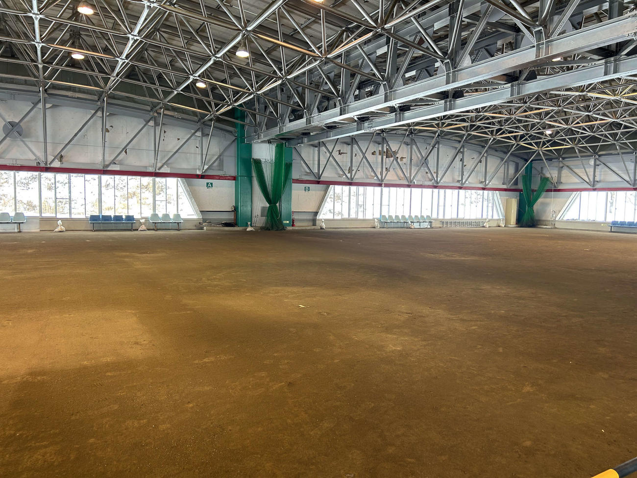 西舘投手が自主トレを行った一戸町総合運動公園内の室内ゲートボール場（撮影・黒須亮）