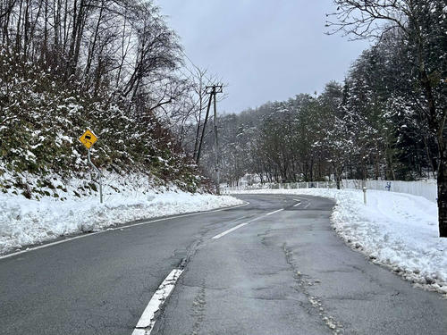 一戸町総合運動公園を出ると坂道が続く（撮影・黒須亮）