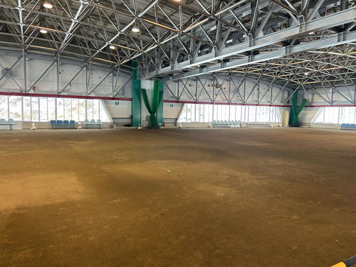 西舘投手が自主トレを行った一戸町総合運動公園内の室内ゲートボール場（撮影・黒須亮）