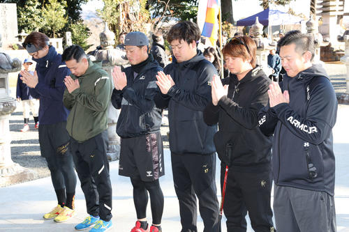 山登りの前にお参りする、左からDeNA入江、石川、石田、伊勢、三嶋、山崎（撮影・宮地輝）