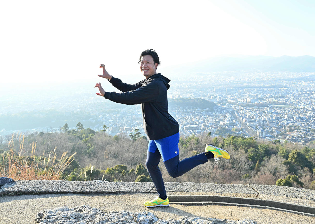 大文字山を登り龍ポーズをとる中日大野（撮影・石井愛子）