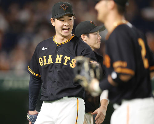 巨人対西武　9回表を無失点に抑え、チームメートとタッチを交わす巨人中川皓太（2023年6月15日撮影）