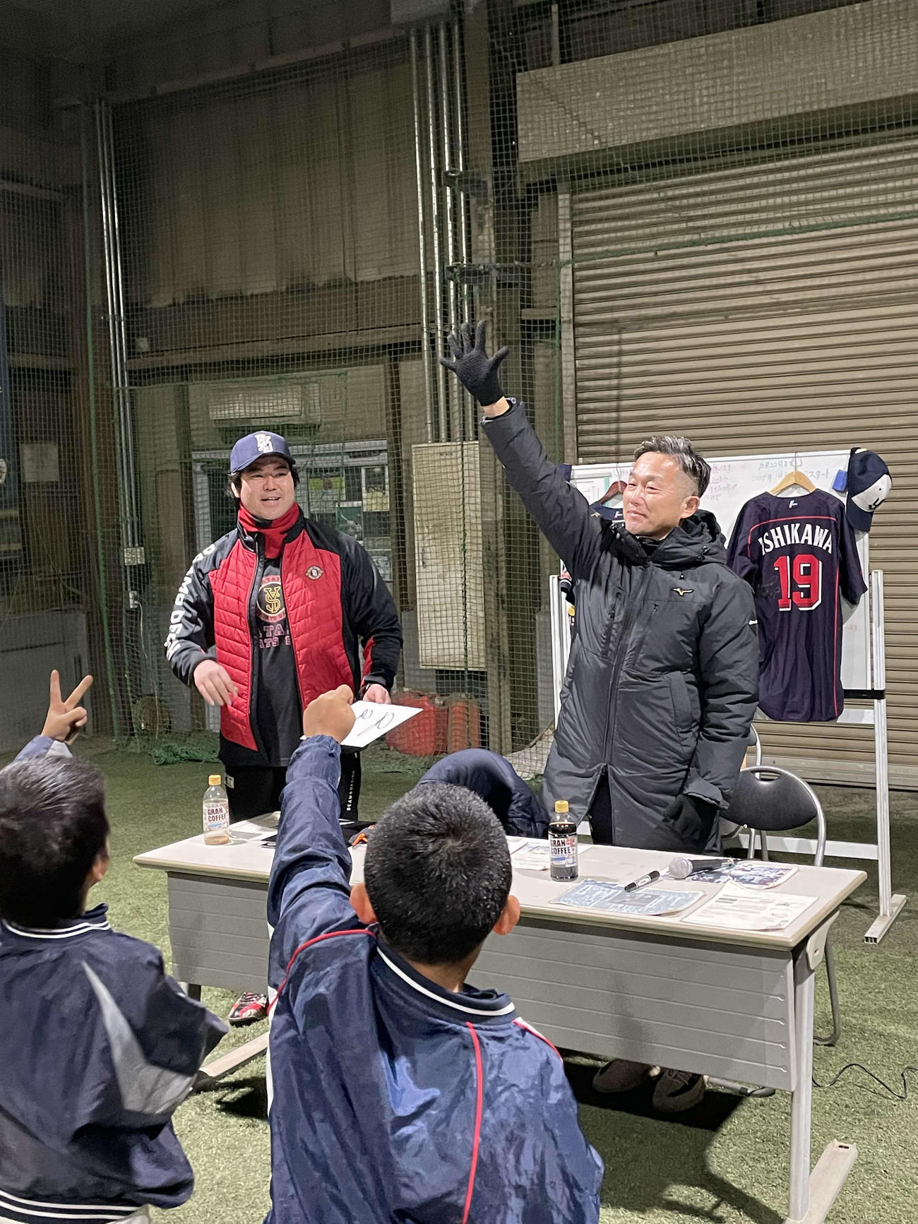 講演会後のジャンケン大会でパーを出す、ヤクルト石川（右）。左は元ヤクルトの坂元弥太郎氏（2023年12月28日撮影）