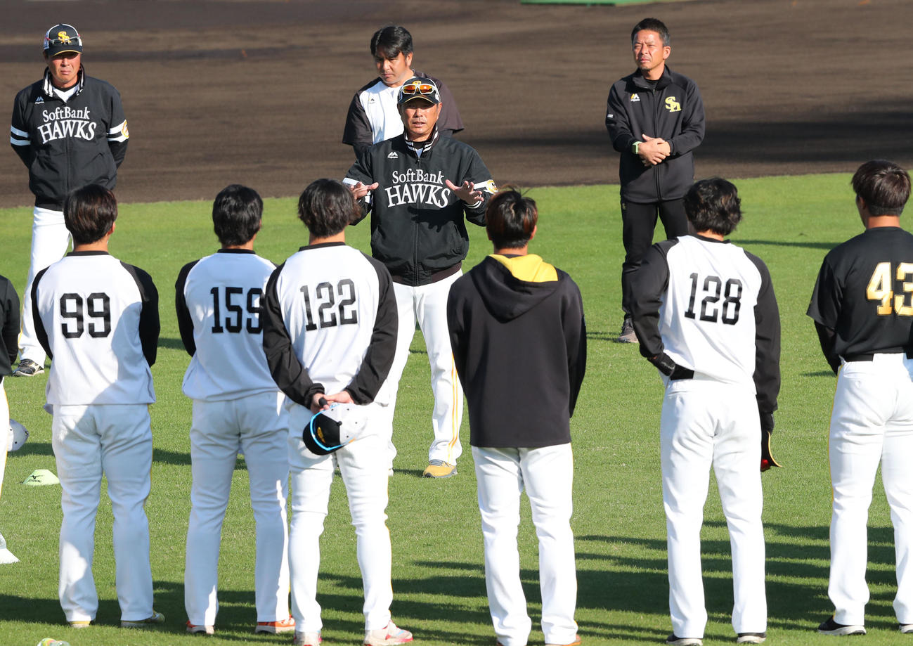 秋季キャンプの練習前、ナインに話をする小久保監督（2023年11月17日撮影）