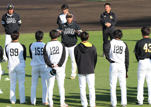 秋季キャンプの練習前、ナインに話をする小久保監督（2023年11月17日撮影）