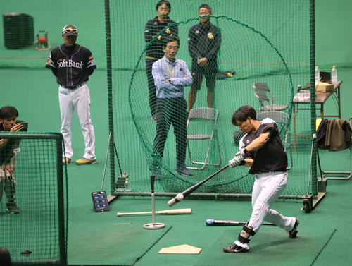 ドライブライン測定の結果を受けフォーム等のチェックをする野村勇。左後方は小久保監督（2023年11月10日撮影）