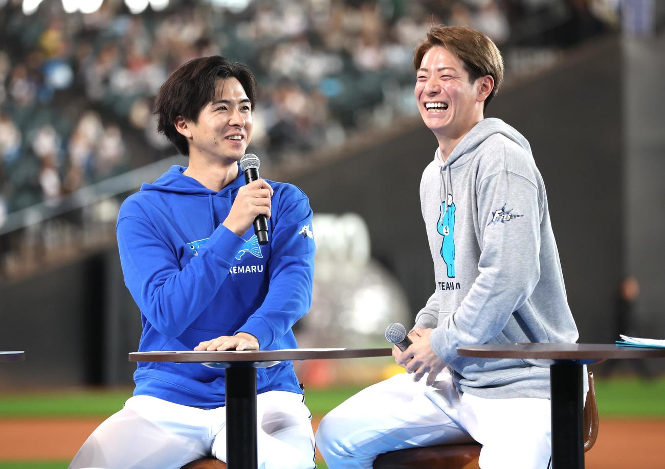 トークショーで笑顔の上沢（左）と松本剛（2023年11月撮影）