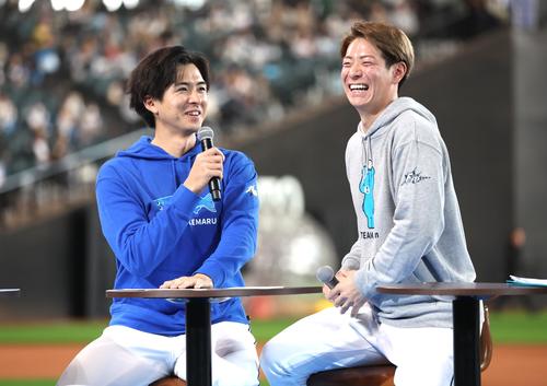 トークショーで笑顔の上沢（左）と松本剛（2023年11月撮影）