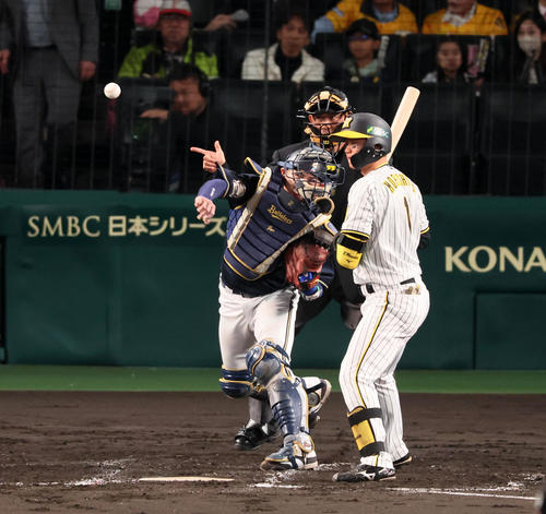 日本シリーズ第3戦　阪神対オリックス　3回裏阪神1死一塁、若月は一塁走者近本の二塁盗塁を刺す（2023年10月31日撮影）
