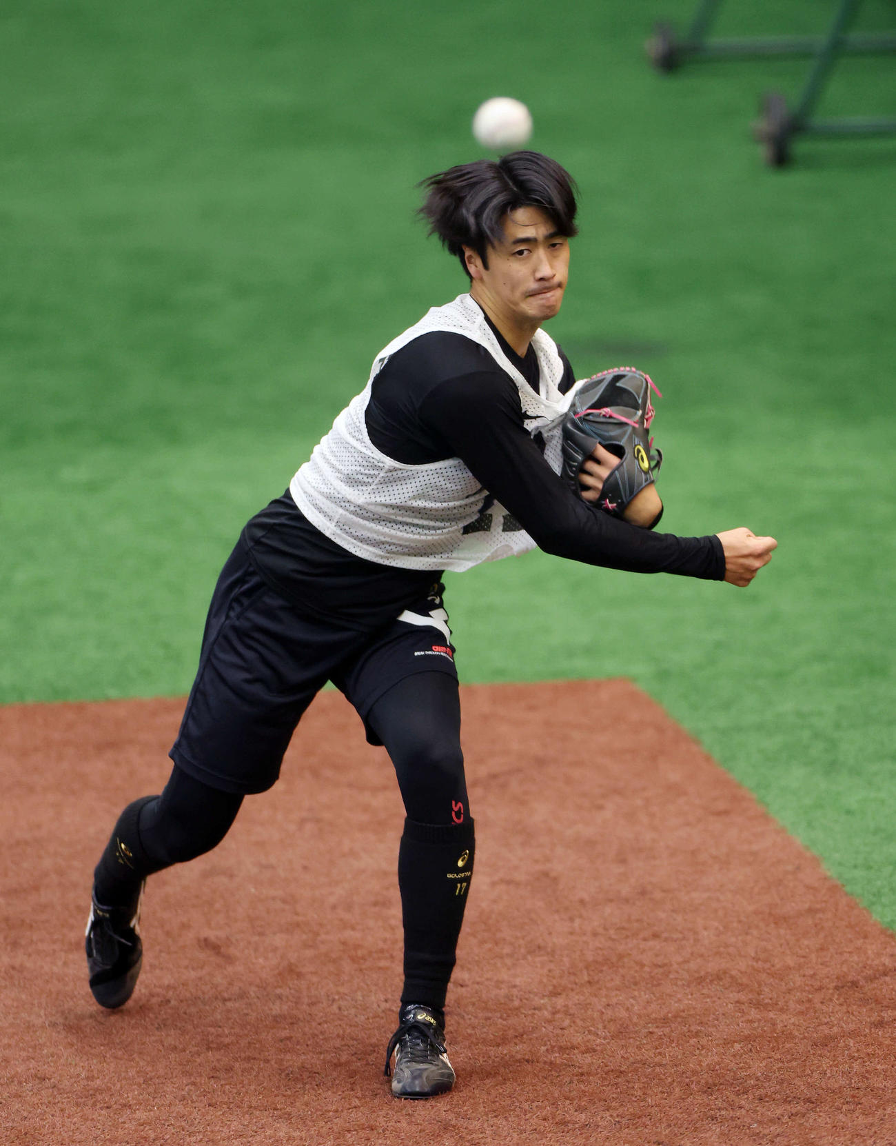 自主トレでキャッチボールする巨人西舘（撮影・宮地輝）