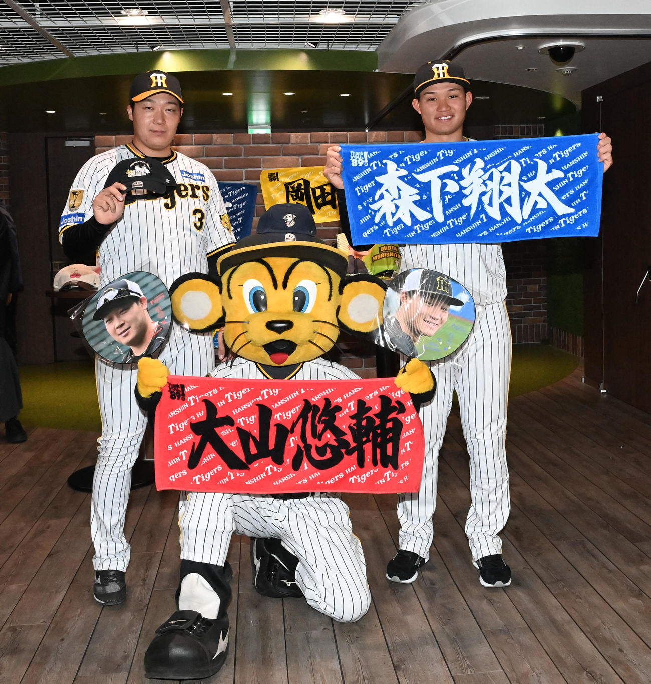 「2024新作グッズ内覧会」に出席しグッズを披露する阪神大山（左）と森下（撮影・前岡正明）