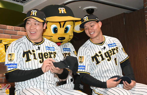 2024新作グッズで大山（左）がデザインした帽子を見る森下（撮影・前岡正明）