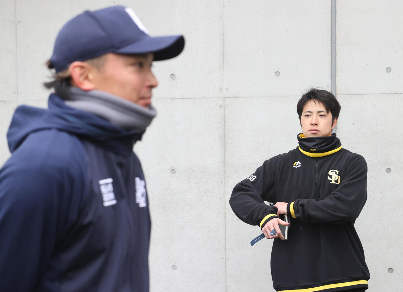 報道陣にインタビューされている東浜を見守る重田広報（右）（撮影・梅根麻紀）