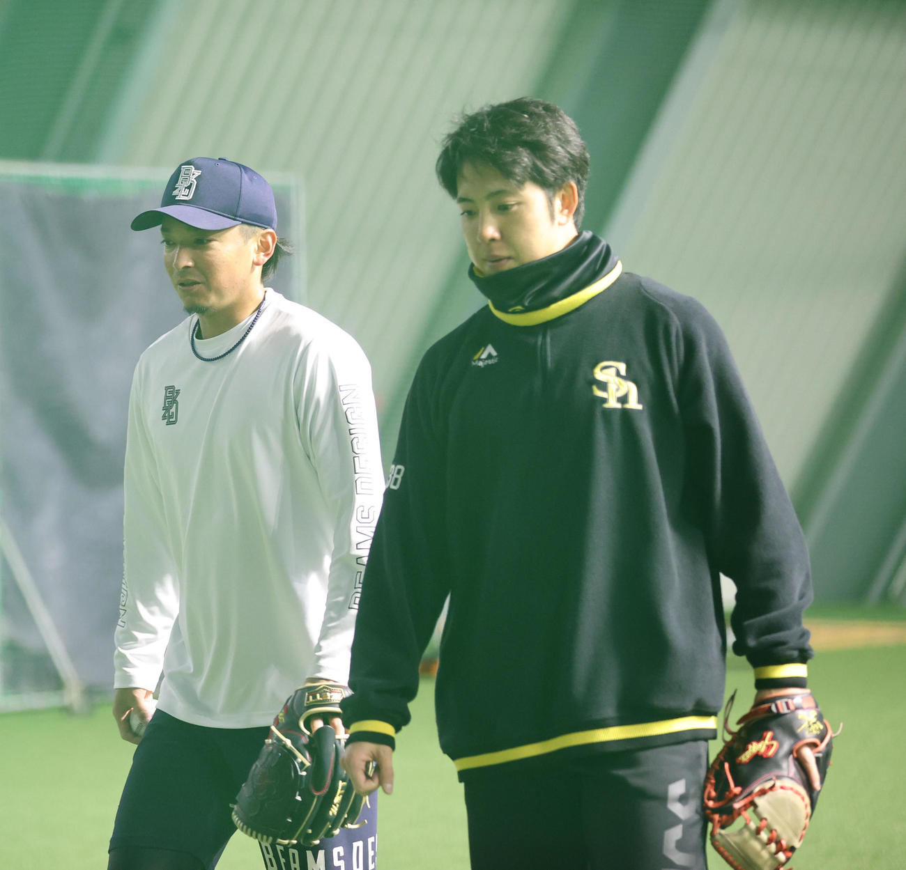 キャッチボールを終えた東浜と重田広報（右）（撮影・梅根麻紀）
