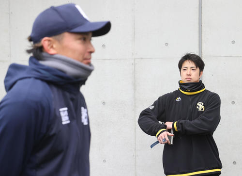 報道陣にインタビューされている東浜を見守る重田広報（右）（撮影・梅根麻紀）