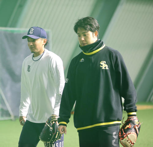 キャッチボールを終えた東浜と重田広報（右）（撮影・梅根麻紀）