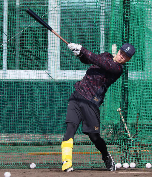 合同自主トレで打撃練習する佐藤輝（撮影・加藤哉）