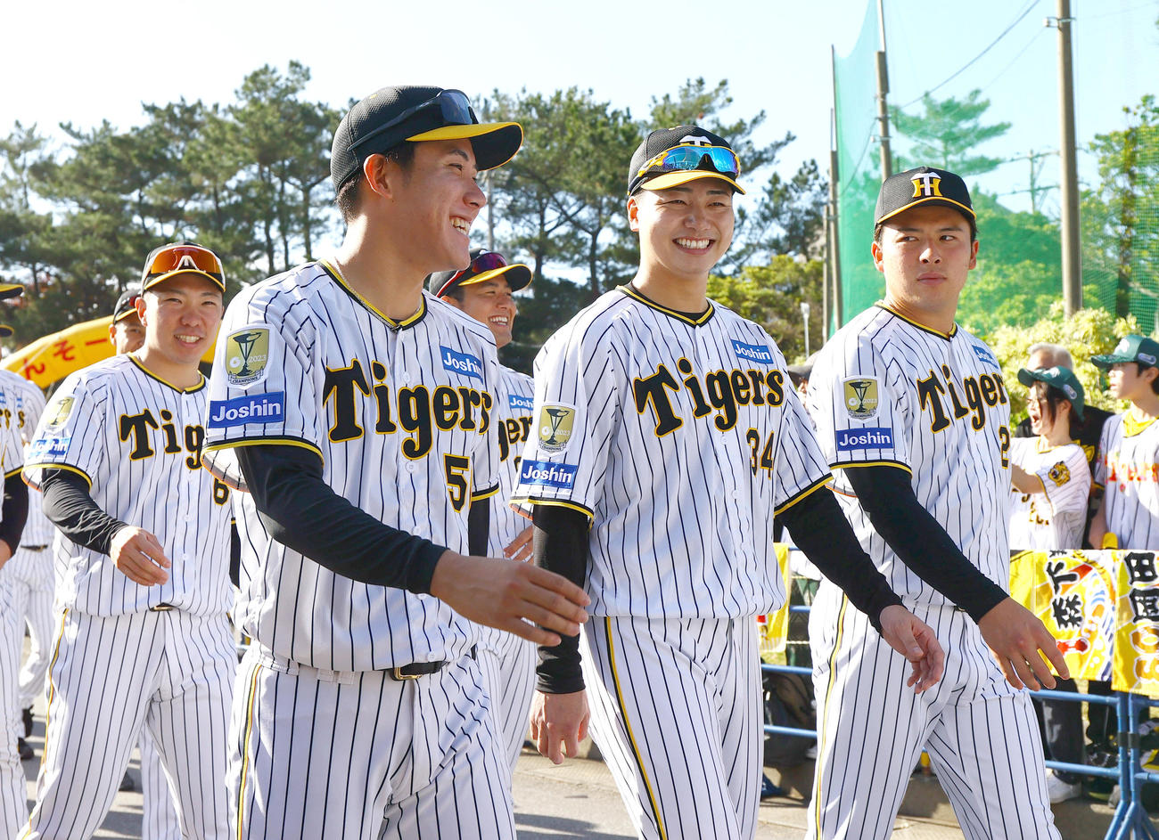 1日、リーグ優勝と日本一を祝うプチパレードで笑顔を見せる、左から石井、富田、岡留、漆原、椎葉