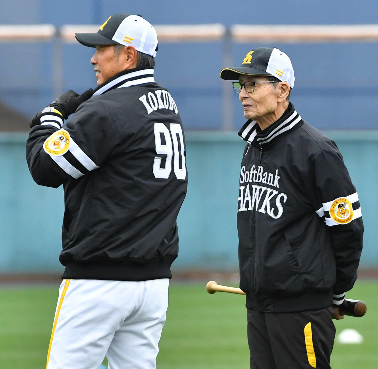 ソフトバンクナインを見つめる小久保監督（左）と王球団会長（撮影・岩下翔太）