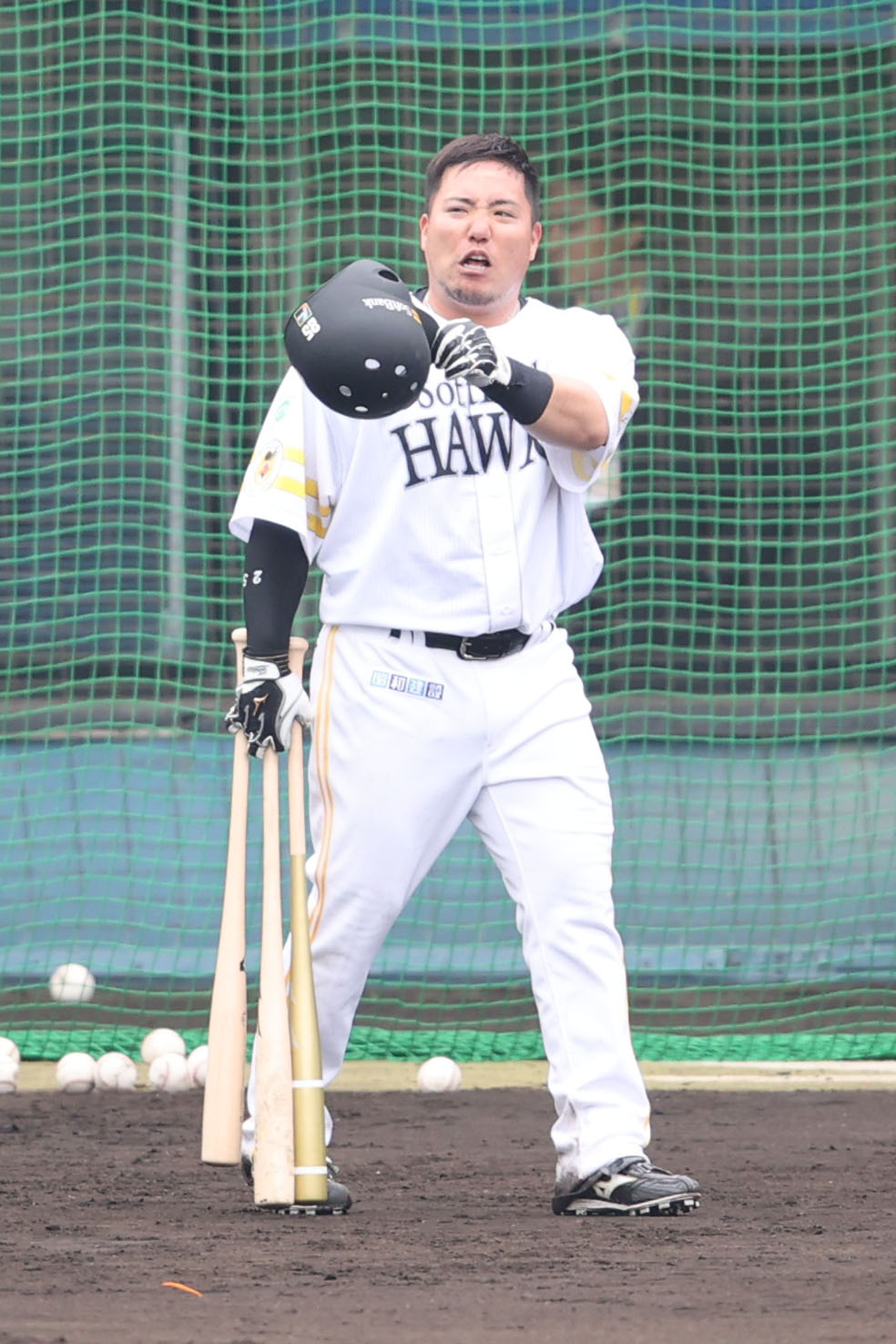 フリー打撃を終えた山川は打撃投手にあいさつして引きあげる（撮影・梅根麻紀）