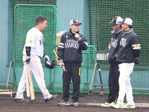 フリー打撃を終えた山川は打撃投手にあいさつして引きあげる、左から山川、王球団会長、城島球団会長付特別アドバイザー、小久保監督（撮影・梅根麻紀）