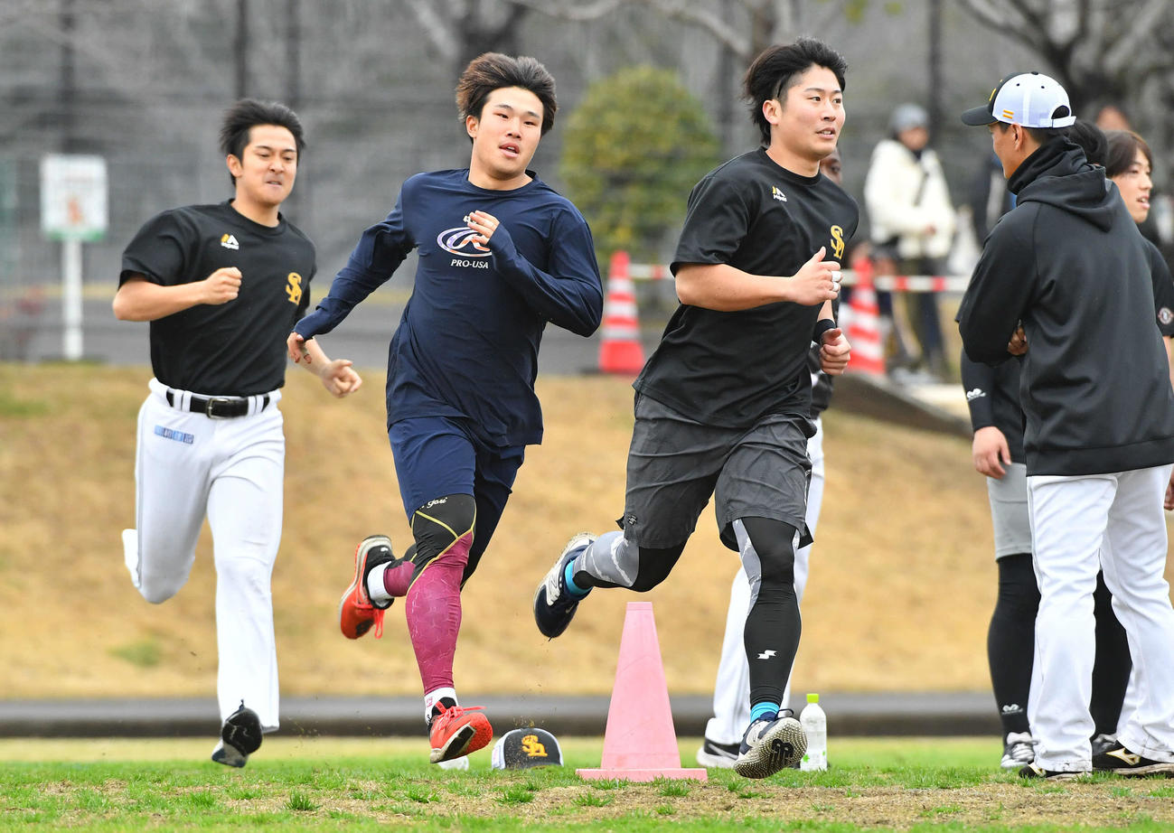 400メートル走を行う、右からソフトバンク川村、井上、柳町（撮影・岩下翔太）