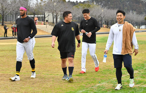 400メートル走を終えて引き揚げる、左からソフトバンクのウォーカー、山川、柳田、近藤（撮影・岩下翔太）