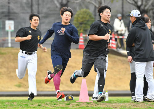 400メートル走を行う、右からソフトバンク川村、井上、柳町（撮影・岩下翔太）