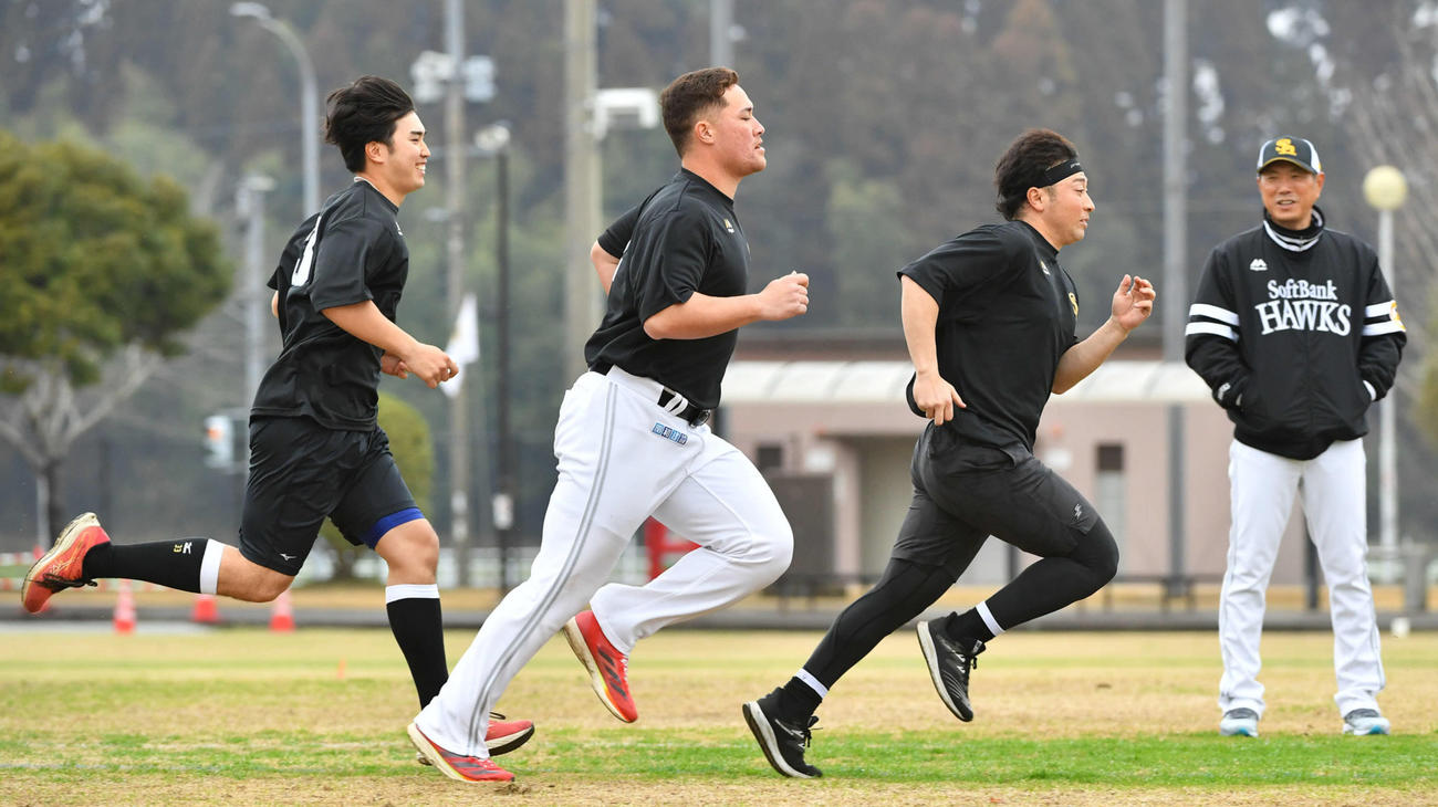 ソフトバンク小久保監督（右端）が見守る前で400メートル走を行う、先頭から大泉、リチャード、広瀬（撮影・岩下翔太）