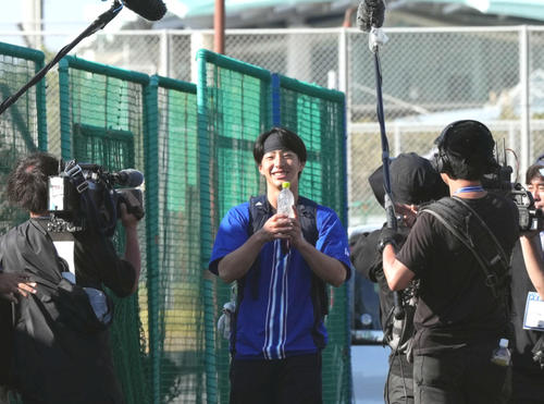 笑顔で球場入りするDeNA度会隆輝（2024年2月4日撮影）