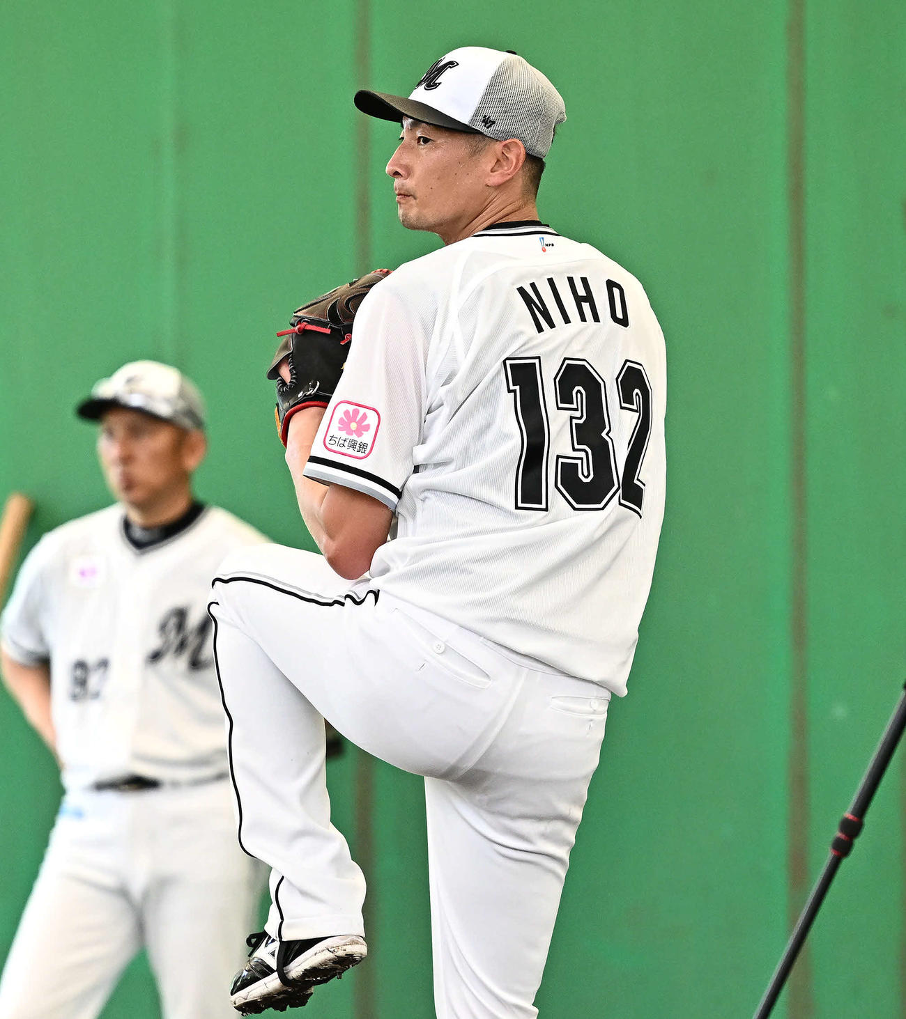 ブルペンで投球練習するロッテ二保（2024年2月撮影）