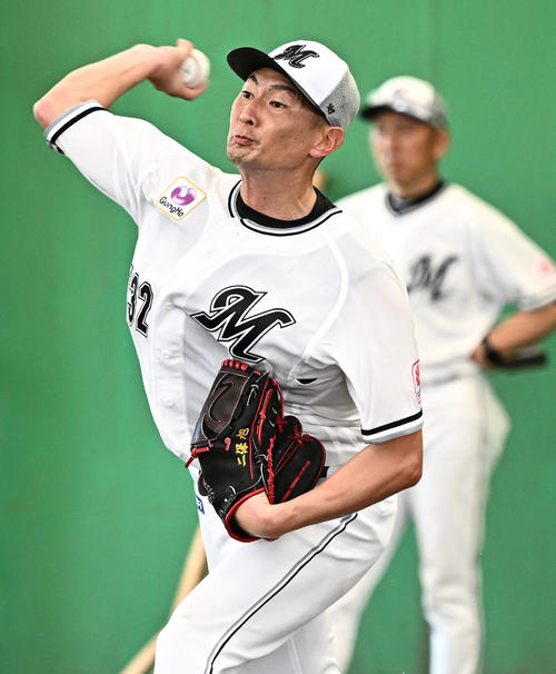 ブルペンで投球練習するロッテ二保（2024年2月撮影）