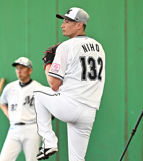 ブルペンで投球練習するロッテ二保（2024年2月撮影）