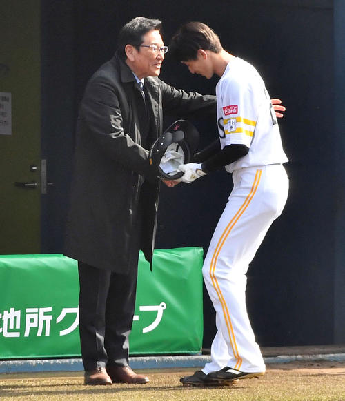 ソフトバンクのキャンプ地を訪問し、周東（右）と言葉を交わす日本ハム栗山CBO（撮影・岩下翔太）