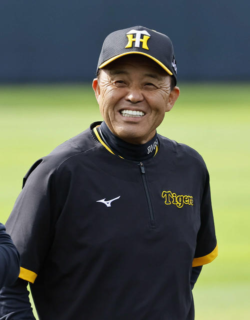 6日、笑顔を見せる阪神岡田監督