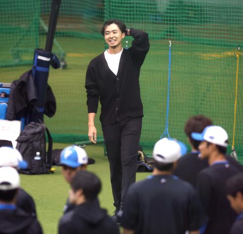 ８日、日本ハムの選手たちにあいさつするレイズの上沢（撮影・黒川智章）