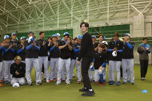 ８日、日本ハムの選手たちにあいさつするレイズの上沢直之（球団提供）